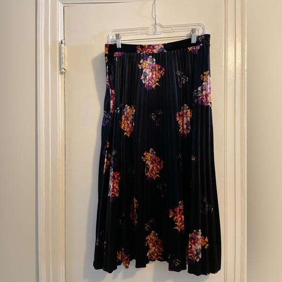 Anthropologie Maeve Black Floral Velvet Pleated Midi Skirt Size Large - Picture 7 of 11
